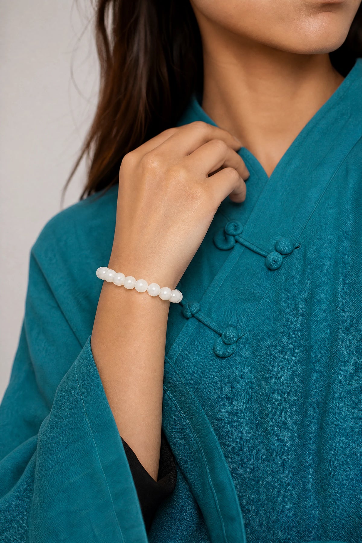 white-jade-bracelet-calm-harmony-model-b-outfit-b-fashion-01