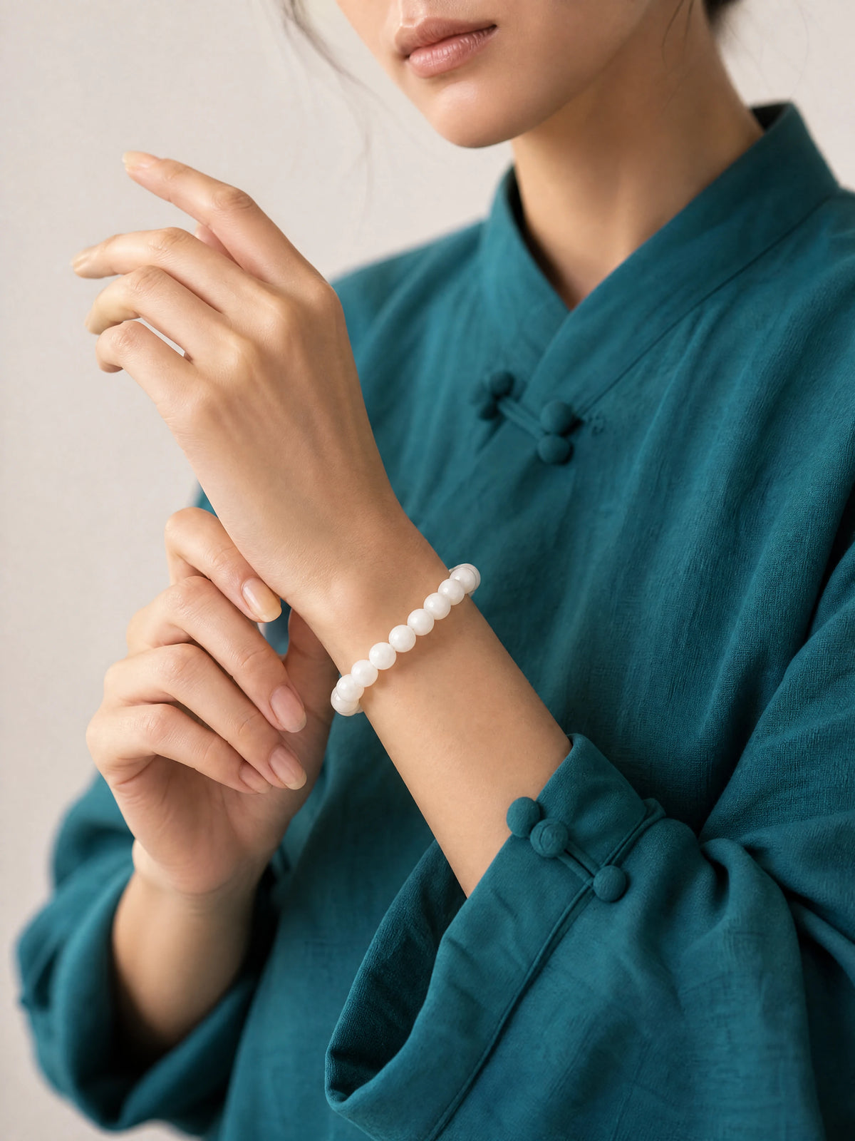 white-jade-bracelet-calm-harmony-model-b-outfit-b-fashion-02