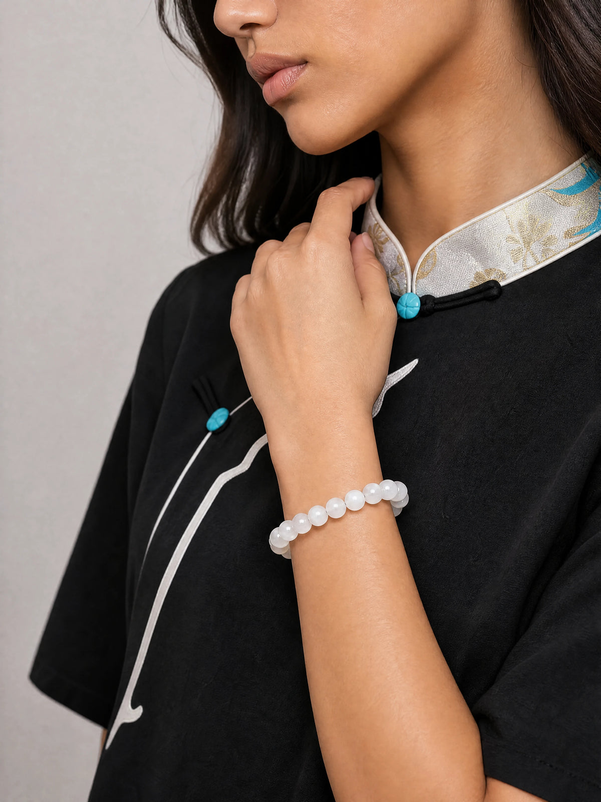 white-moonstone-round-bead-bracelet-model-b-outfit-b-fashion-01