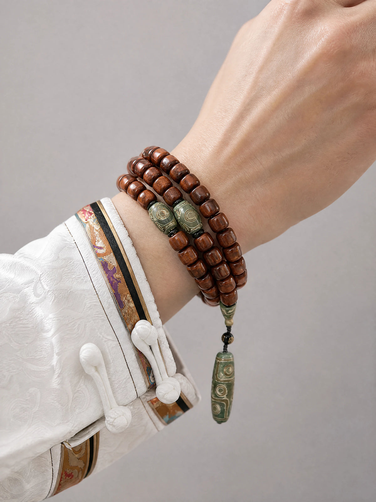 yak-bone-108-mala-peacock-dzi-model-a-outfit-a-closeup-01