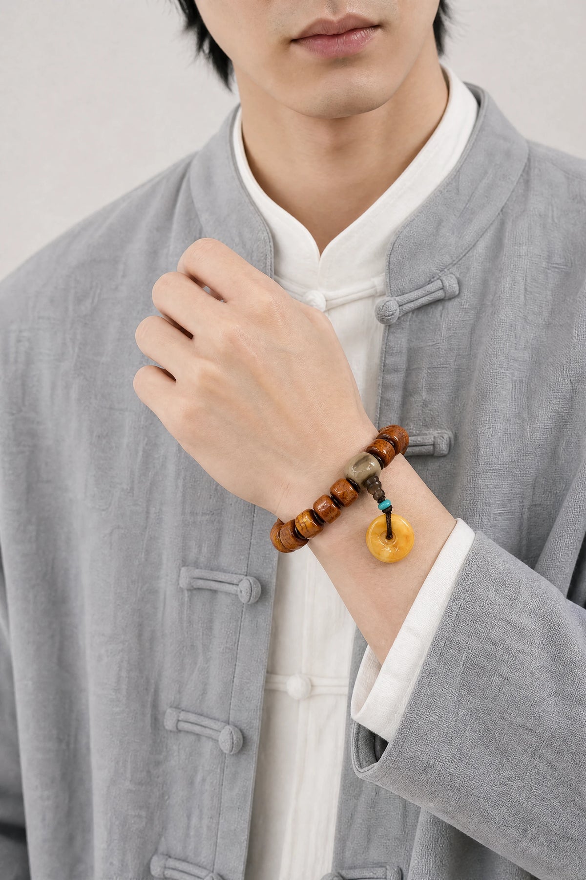 yak-bone-amber-tone-pendant-bracelet-model-a-outfit-a-fashion-01