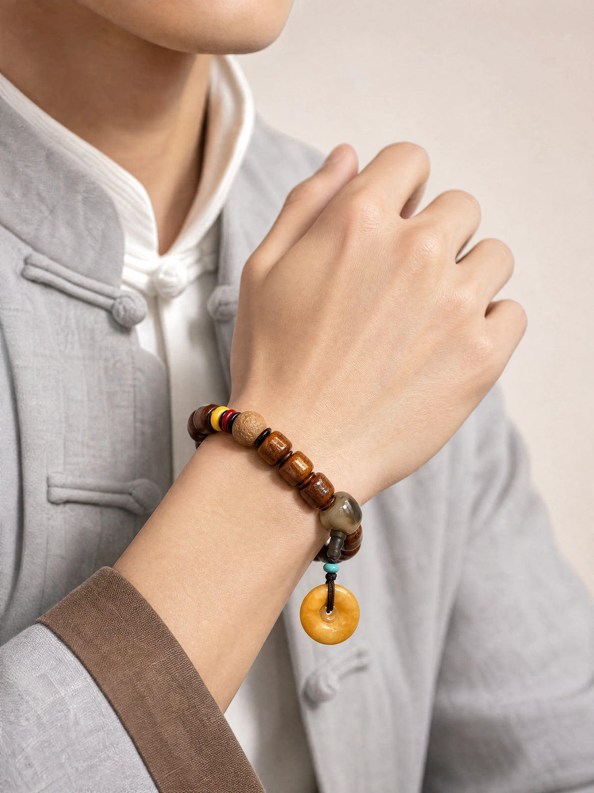 yak-bone-amber-tone-pendant-bracelet-model-a-outfit-a-fashion-02
