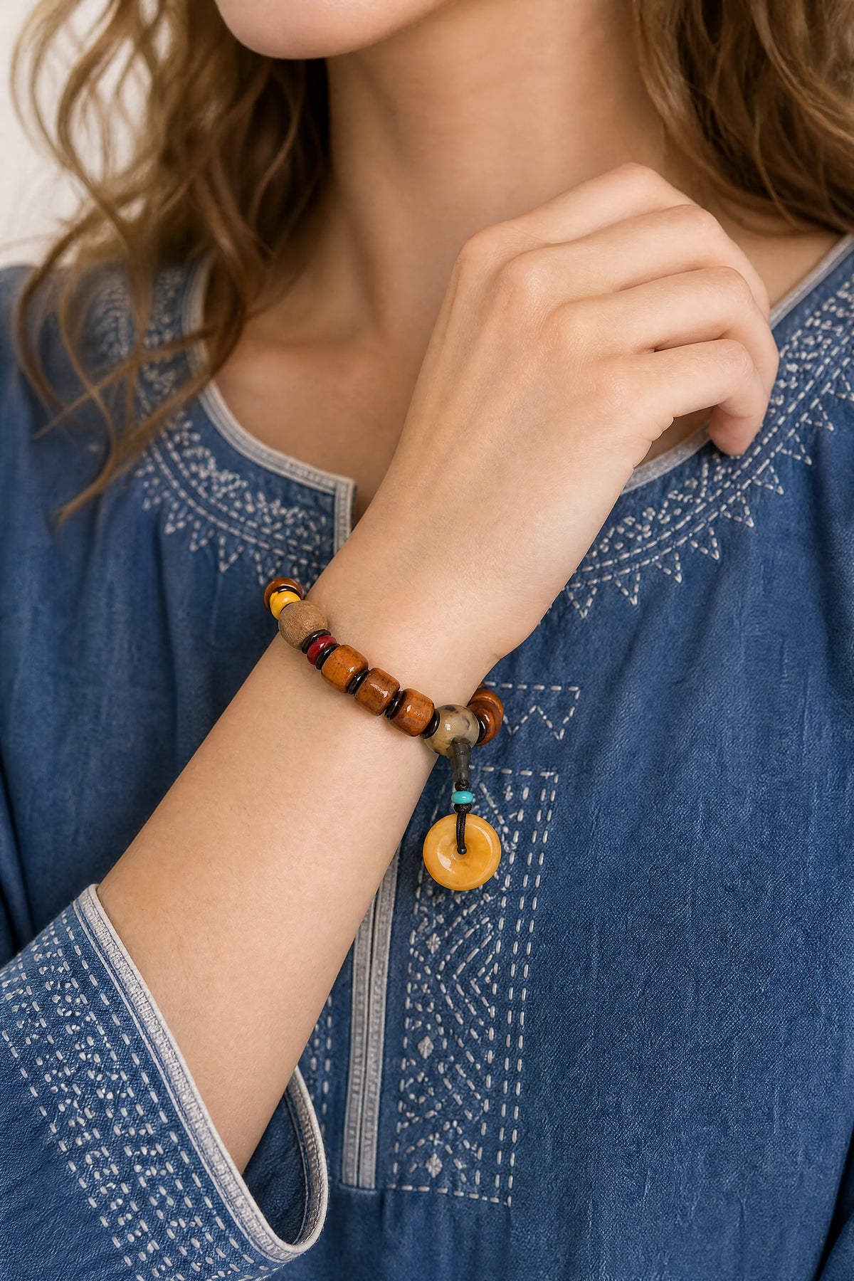 yak-bone-amber-tone-pendant-bracelet-model-b-outfit-b-fashion-01