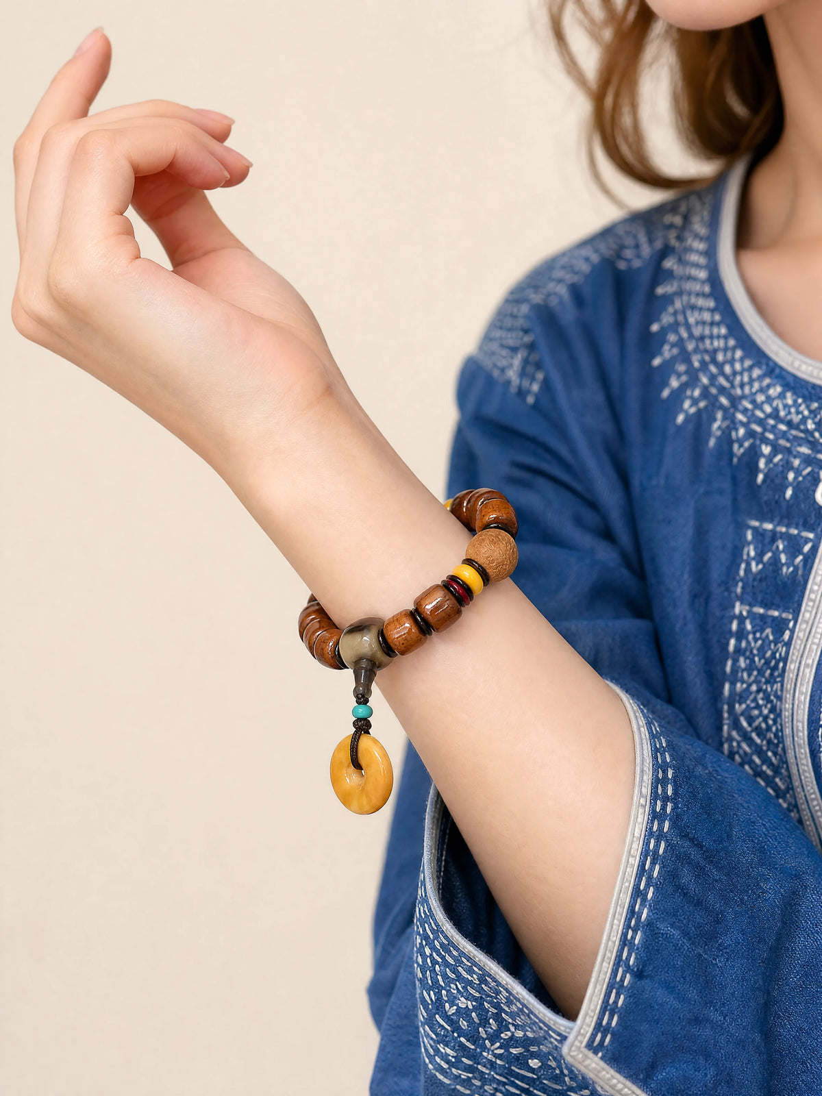 yak-bone-amber-tone-pendant-bracelet-model-b-outfit-b-fashion-02