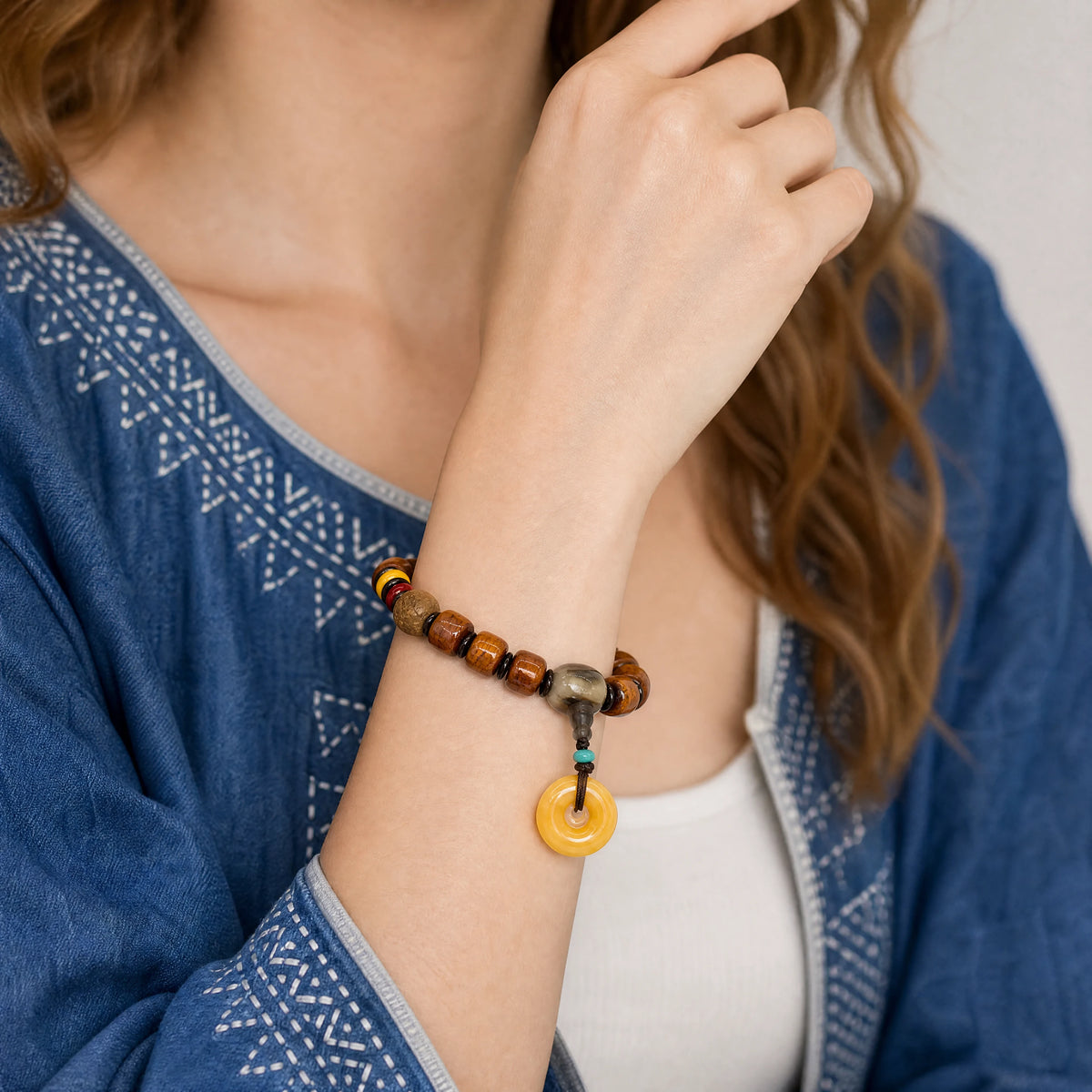 yak-bone-amber-tone-pendant-bracelet-model-b-outfit-b-fashion-03