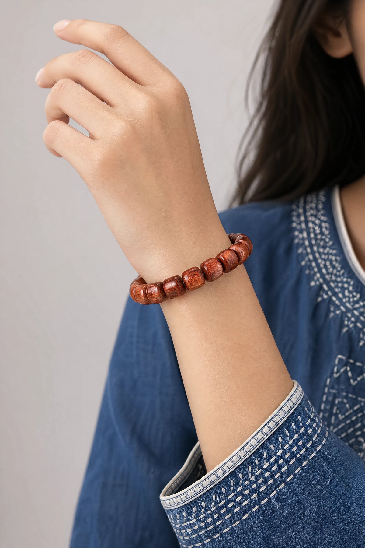 yak-bone-barrel-bead-bracelet-model-b-outfit-b-fashion-01