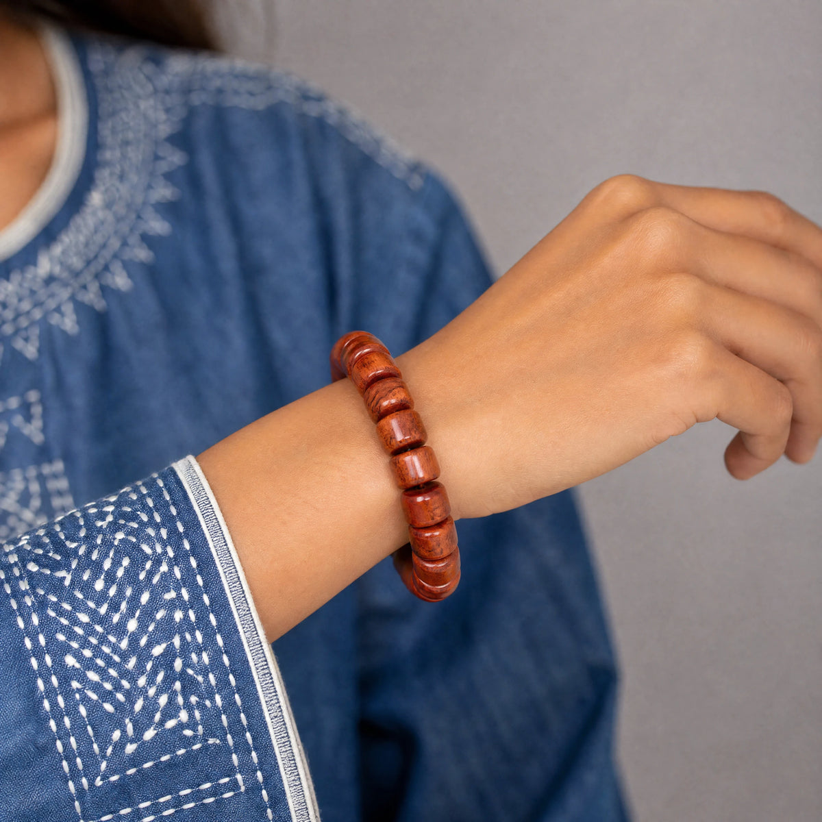 yak-bone-barrel-bead-bracelet-model-b-outfit-b-fashion-03