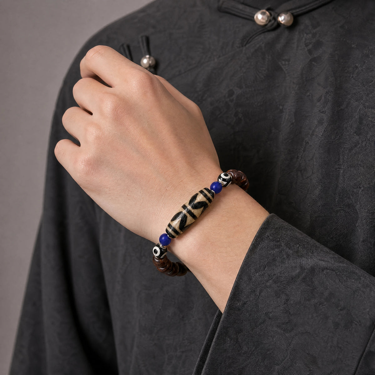yak-bone-double-tiger-tooth-dzi-bracelet-model-a-outfit-a-fashion-02