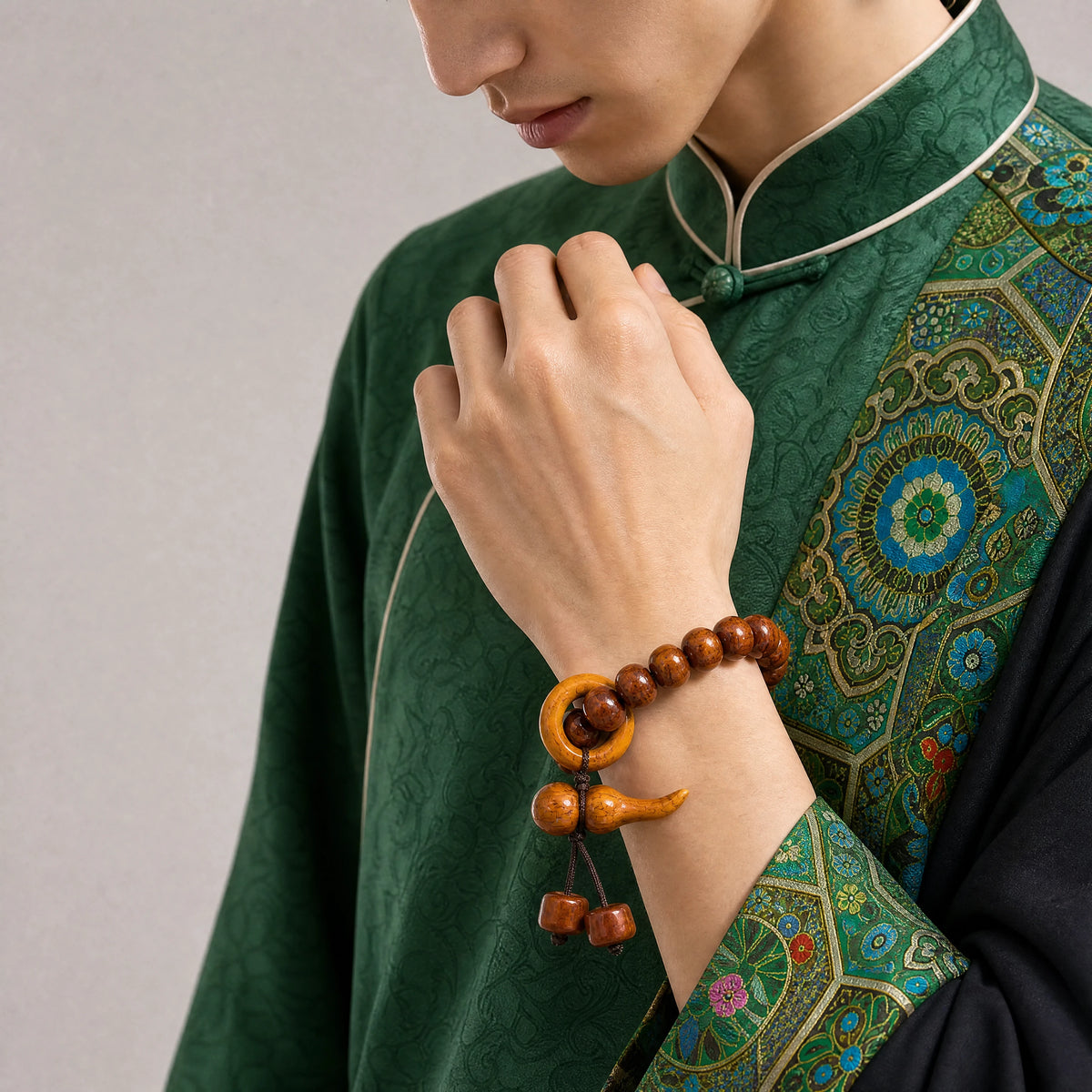 yak-bone-gourd-pendant-bracelet-model-a-outfit-a-fashion-02