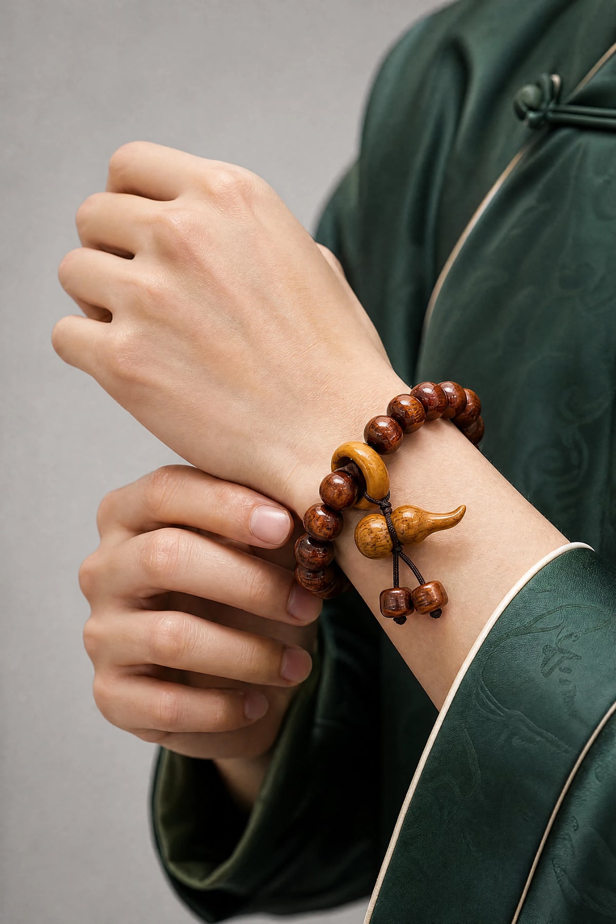 yak-bone-gourd-pendant-bracelet-model-a-outfit-a-fashion-03