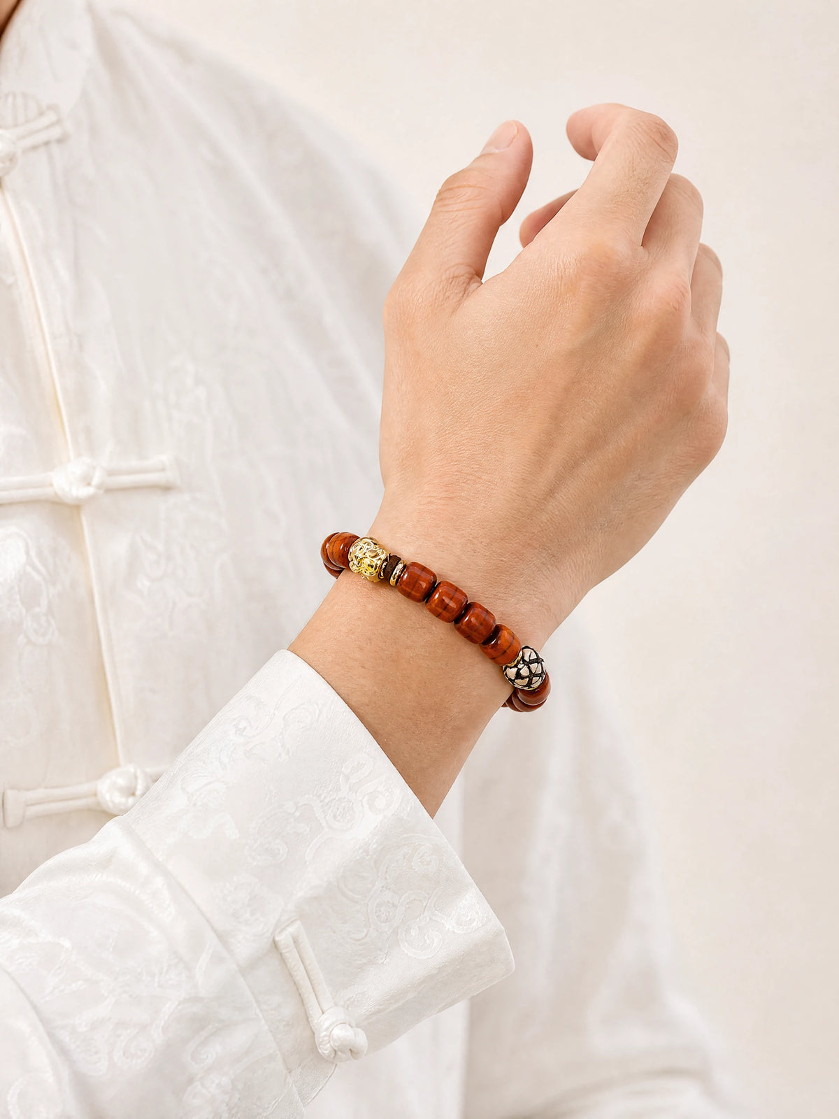 yak-bone-guardian-lion-talisman-bracelet-model-a-outfit-a-fashion-03