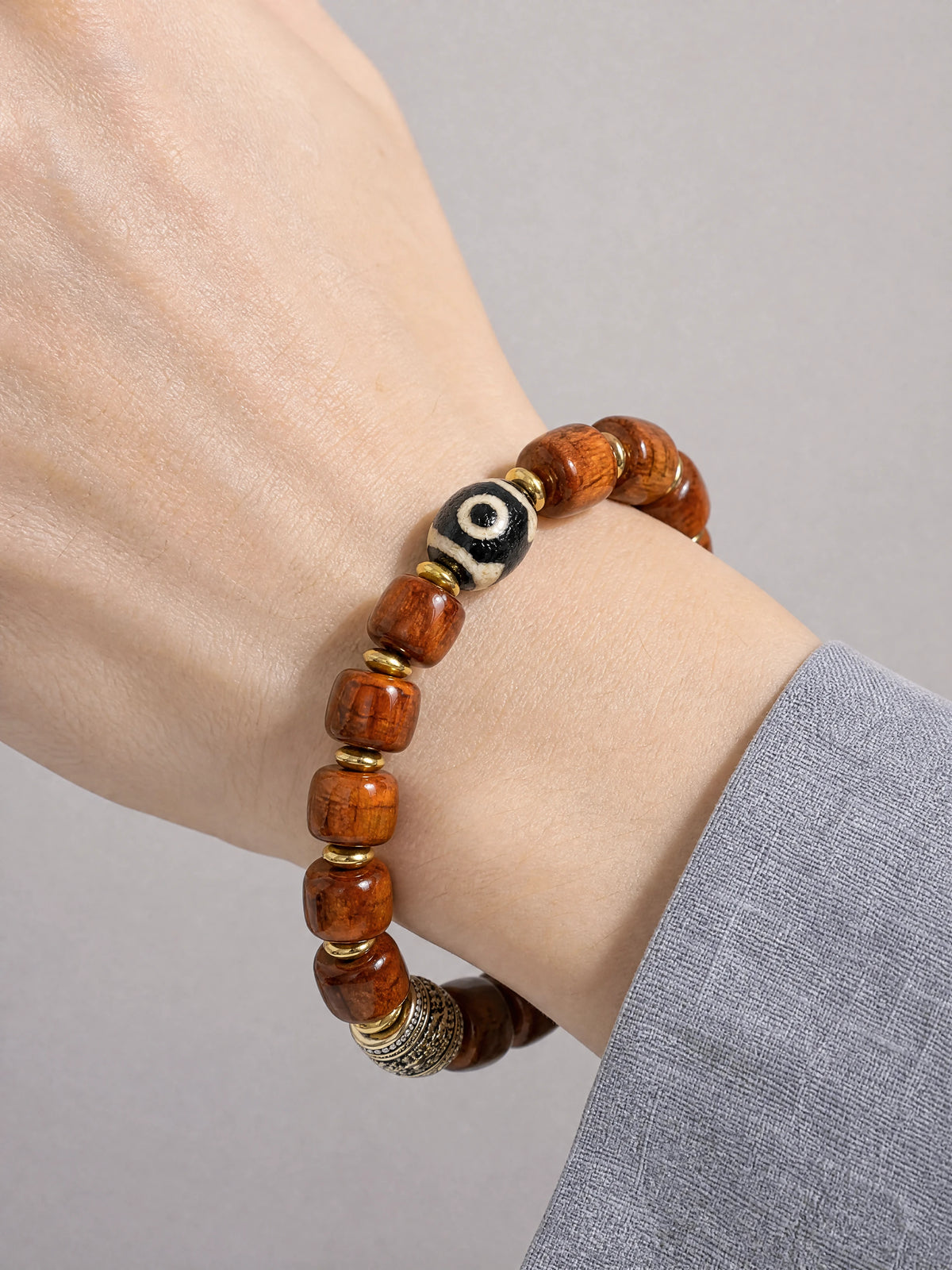 yak-bone-one-eye-dzi-metal-accent-bracelet-model-a-outfit-a-closeup-01