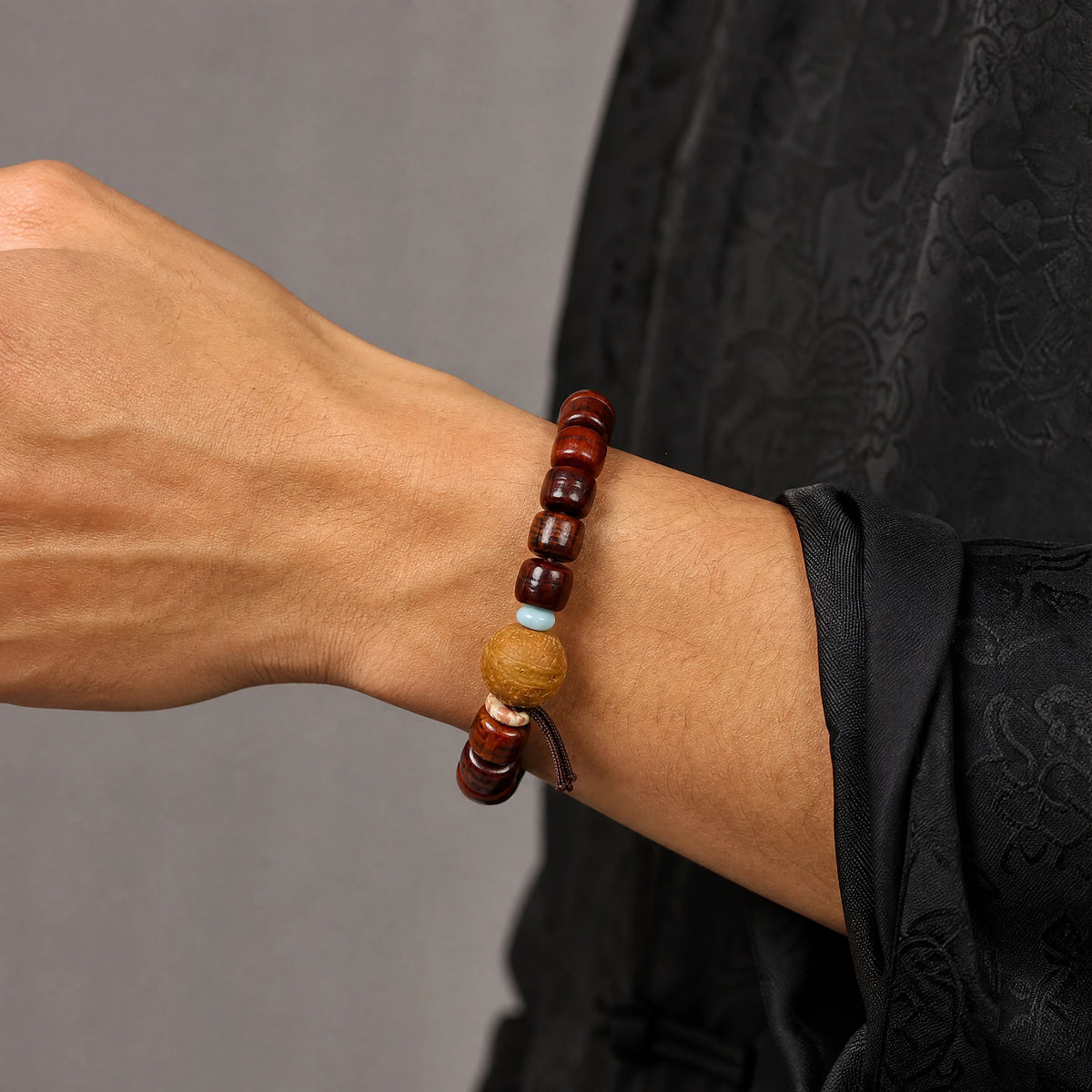 yak-bone-phoenix-eye-bodhi-bracelet-model-a-outfit-a-closeup-01