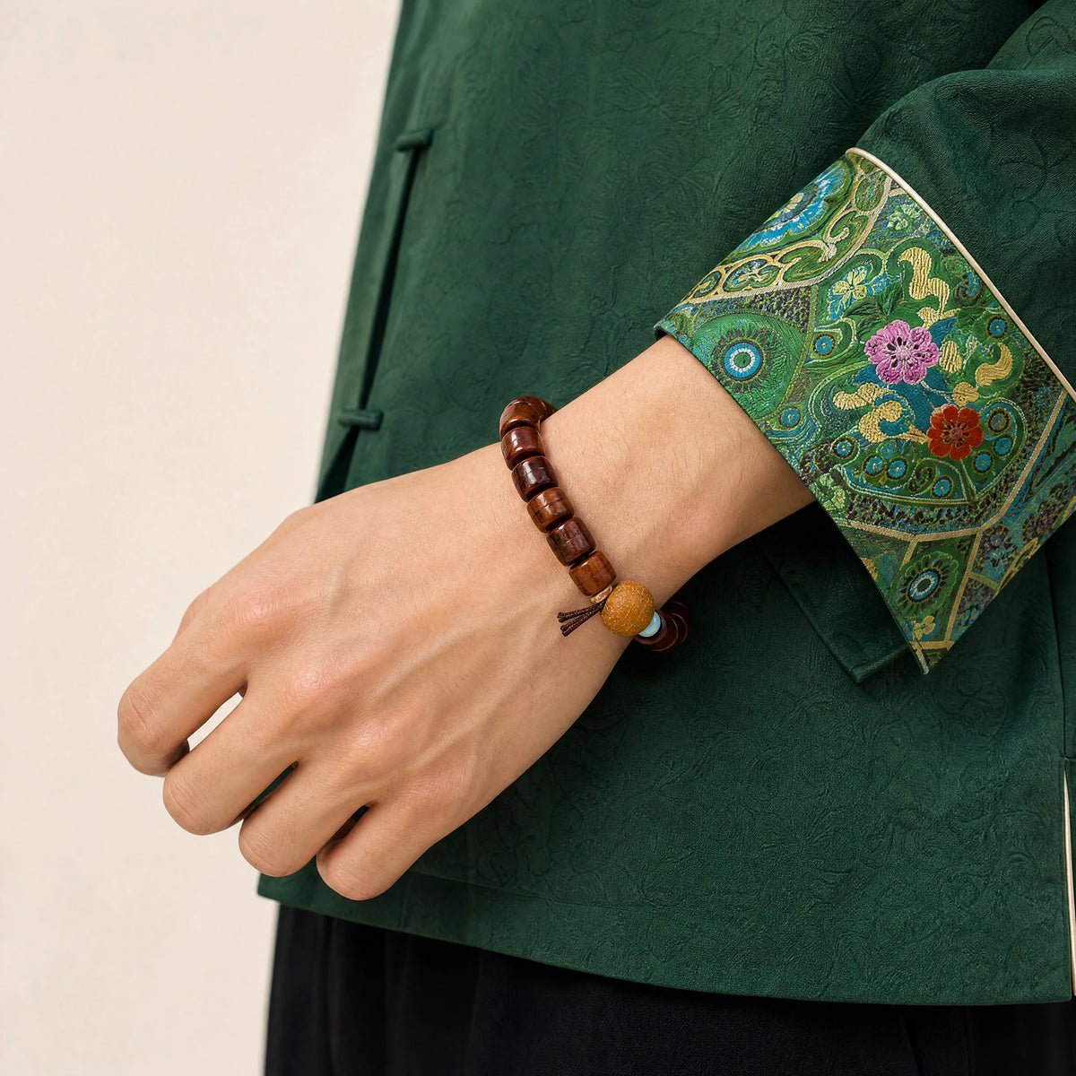 yak-bone-phoenix-eye-bodhi-bracelet-model-a-outfit-a-fashion-03