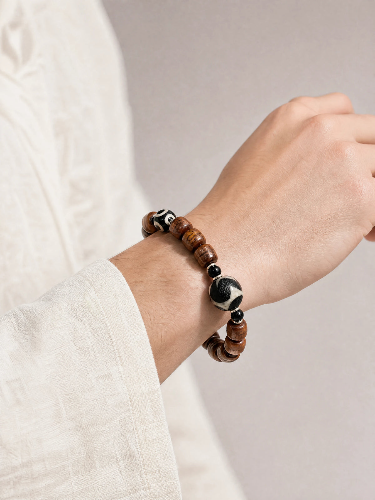 yak-bone-single-tiger-tooth-dzi-bracelet-model-a-outfit-a-closeup-01