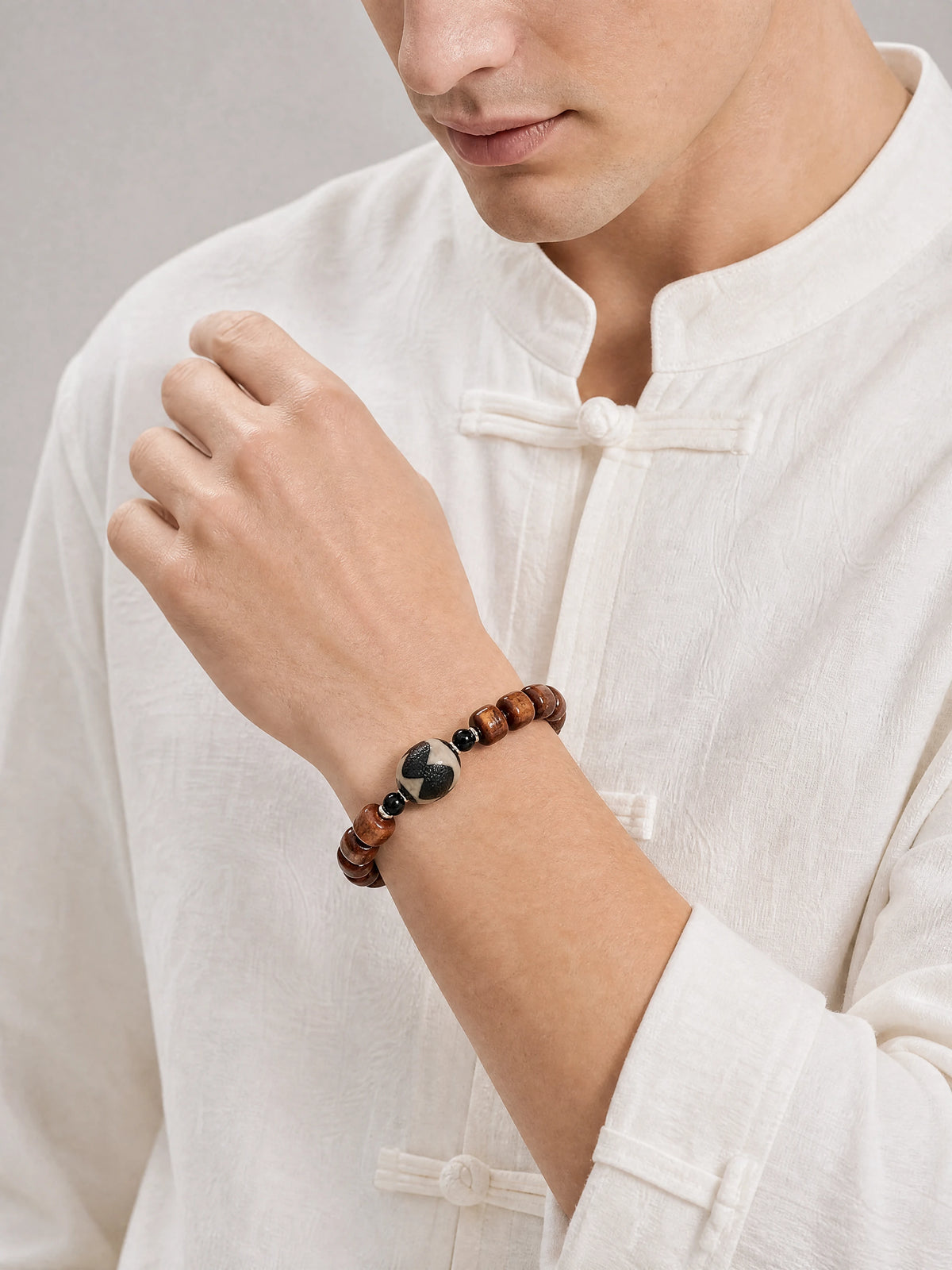 yak-bone-single-tiger-tooth-dzi-bracelet-model-a-outfit-a-fashion-03