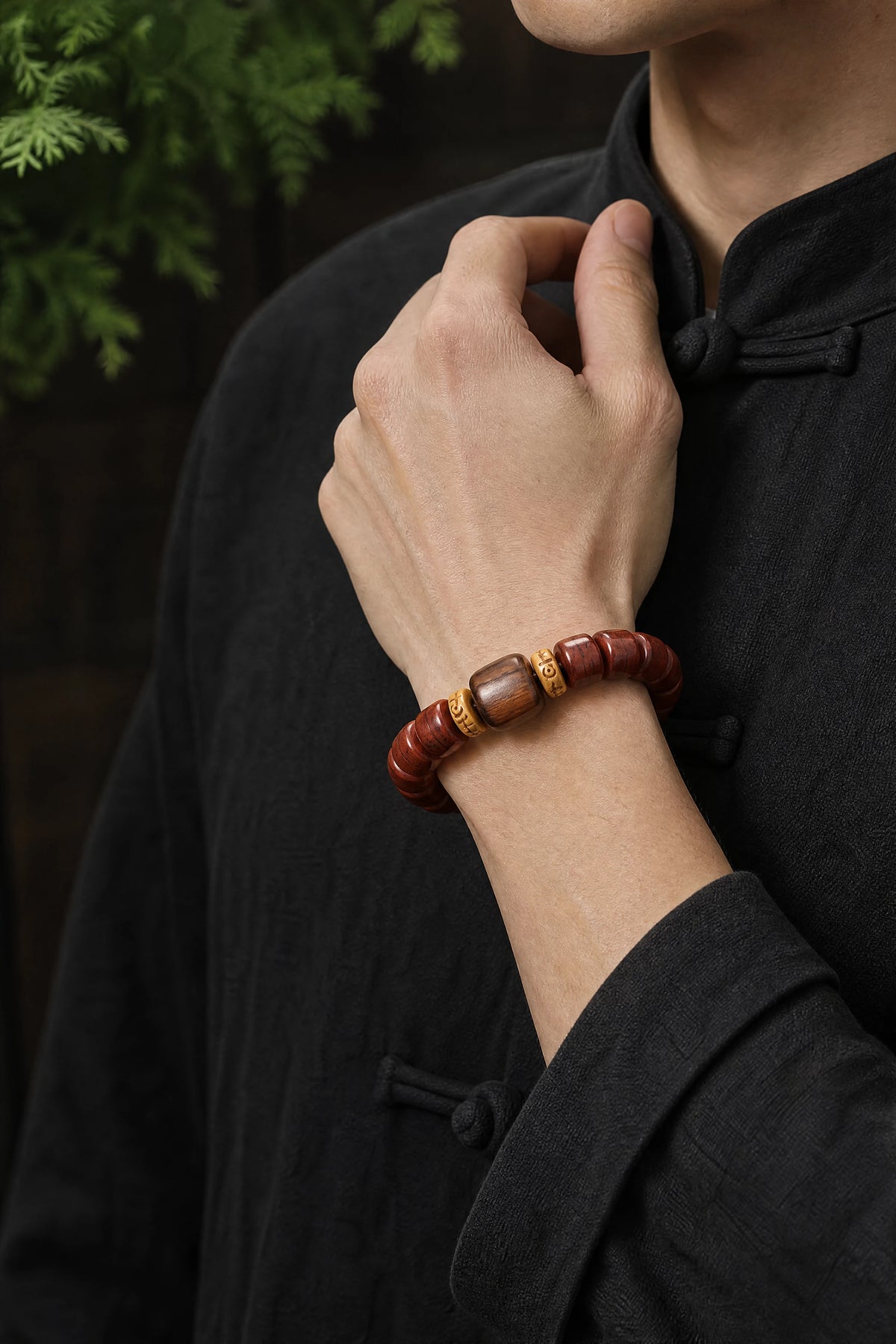 yak-bone-tibetan-horn-bracelet-model-a-outfit-a-fashion-02