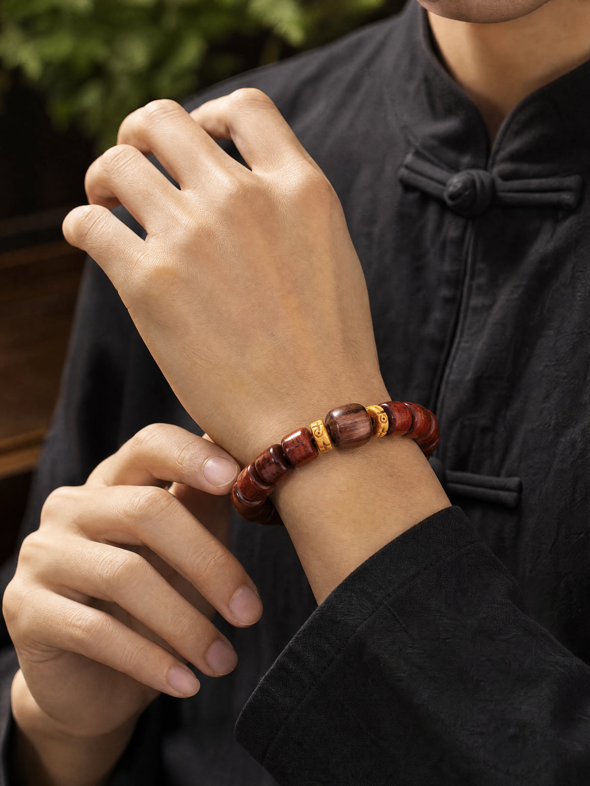 yak-bone-tibetan-horn-bracelet-model-a-outfit-a-fashion-03