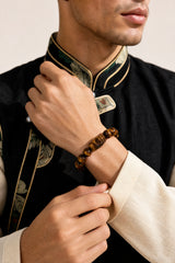 yellow-tiger-eye-pixiu-bracelet-model-a-outfit-a-fashion-01