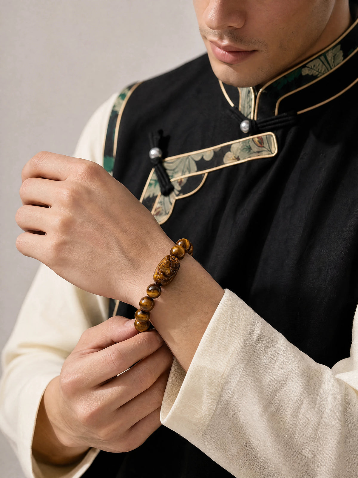 yellow-tiger-eye-pixiu-bracelet-model-a-outfit-a-fashion-02