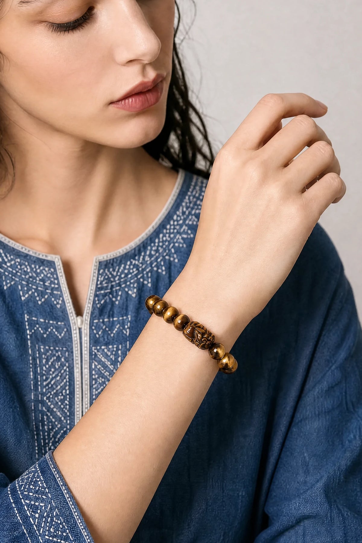 yellow-tiger-eye-pixiu-bracelet-model-b-outfit-b-fashion-01