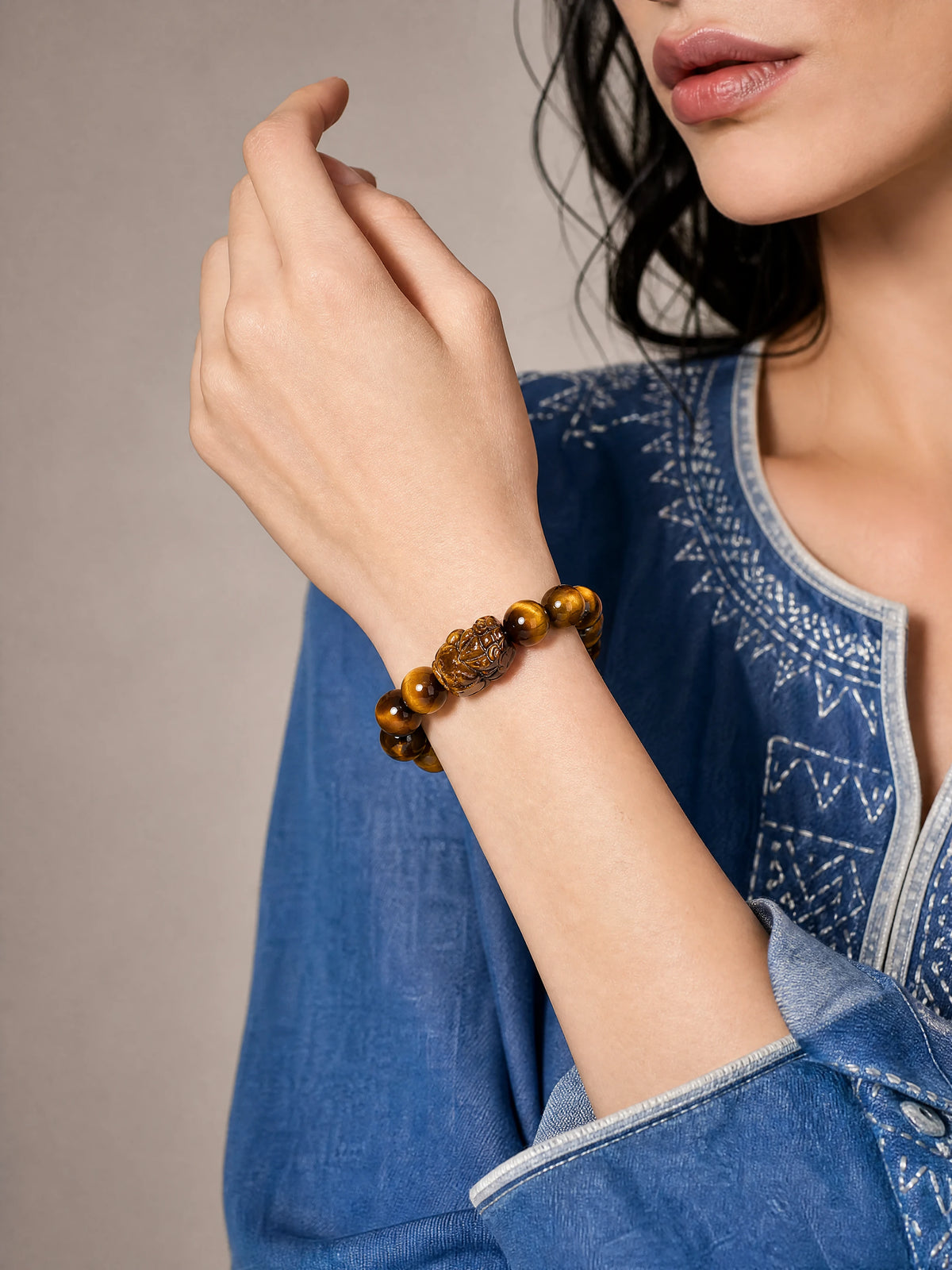 yellow-tiger-eye-pixiu-bracelet-model-b-outfit-b-fashion-02